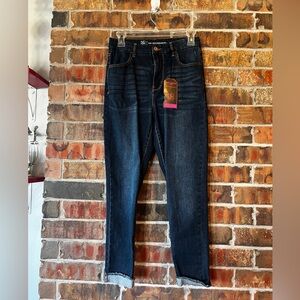 No Boundaries Junior’s Curvy Super High Rise Crop Dark Wash Denim Size:9 NWT
